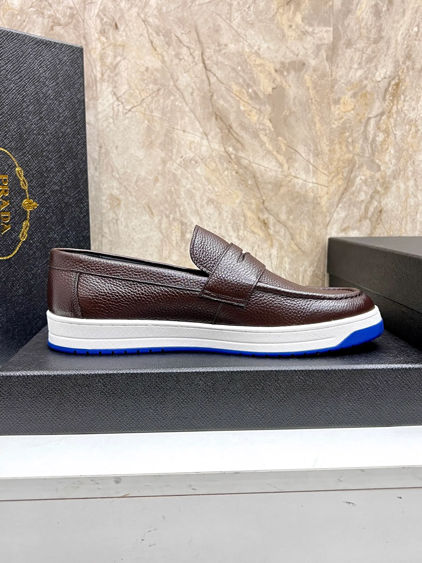 💰620 Prada classic men’s lace-up casual shoes｜Imported cowhide upper｜Layered stitching design on the upper Lightweight and breathable｜Soft and comfortable｜PRADA letters on the side｜Distinctive sporty style Showing the brand style｜Lightweight embossed rubber sole｜With cowhide foot pad lining｜Excellent foot feel Fashionable and elegant｜Size: 38-44 (customized at 45)